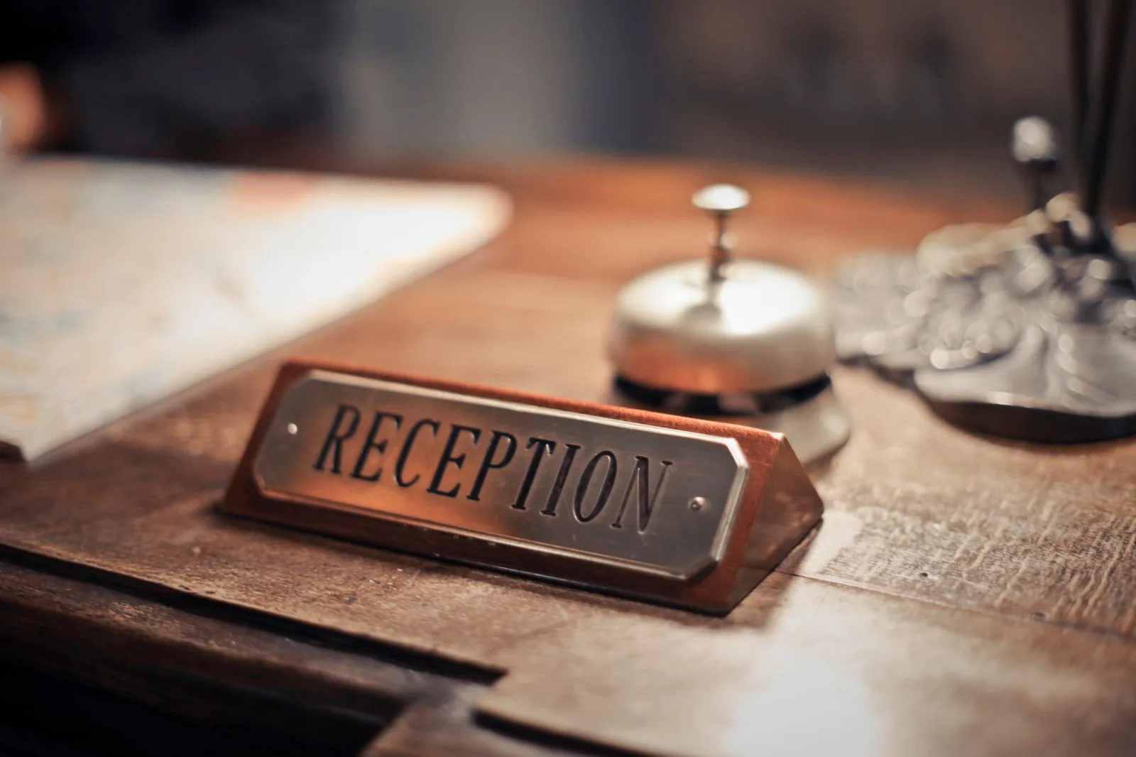 Mostrador de recepción con un timbre y un cartel de recepción
