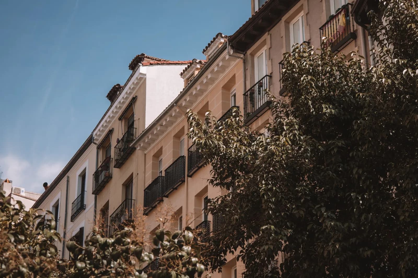 Edificio residencial con balcones y arbolado en Madrid