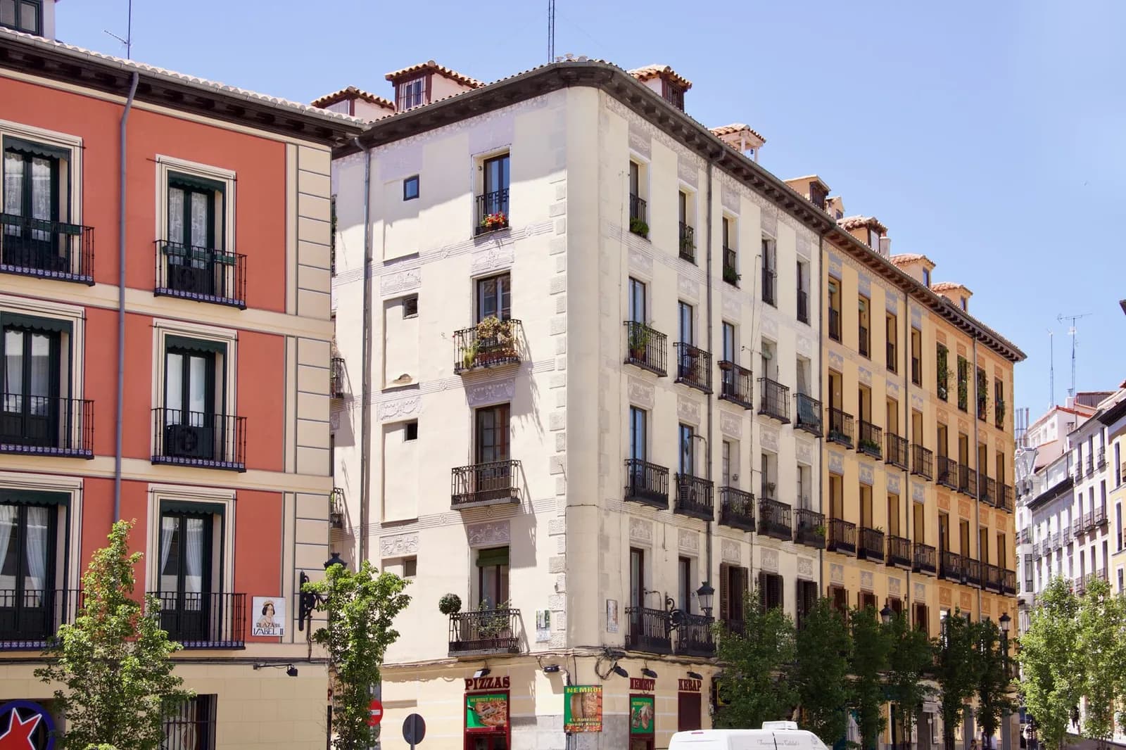 Fachada de un edificio residencial con balcones en Madrid